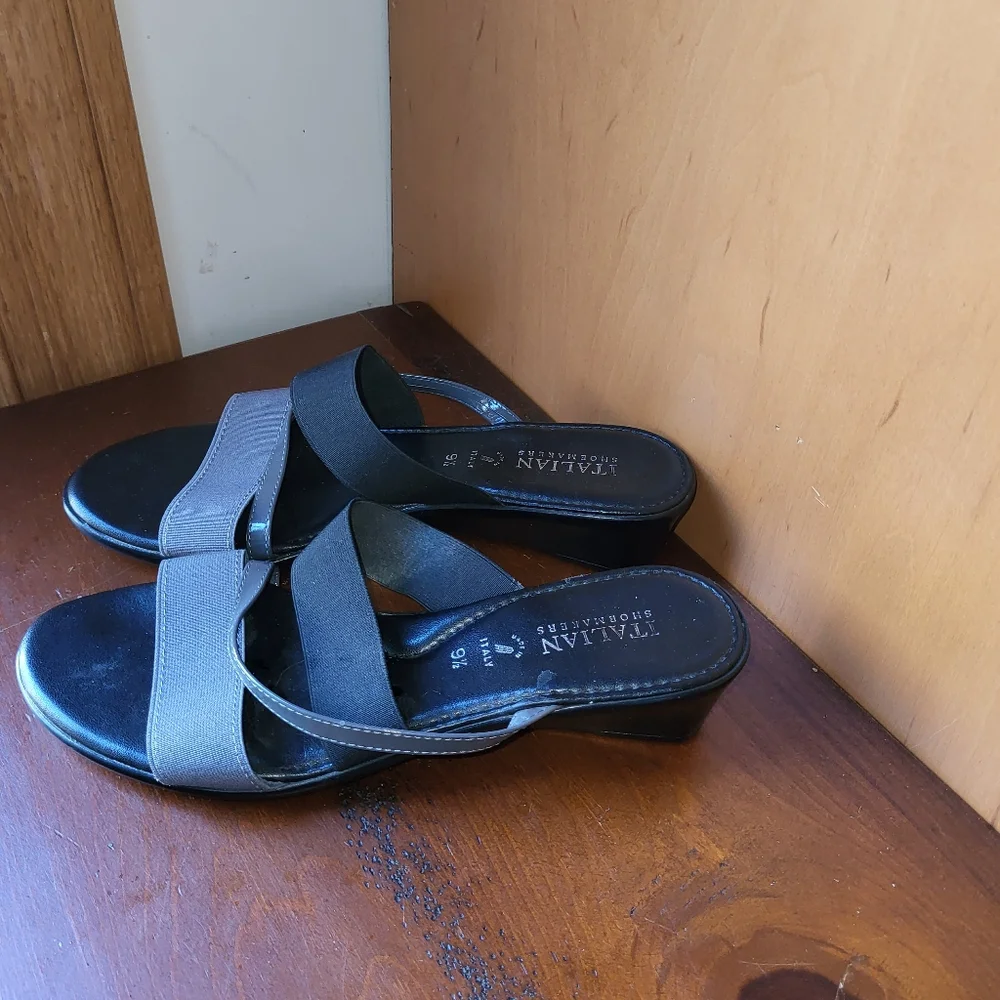 NEW Italian Shoemakers Black and Gray Sandals